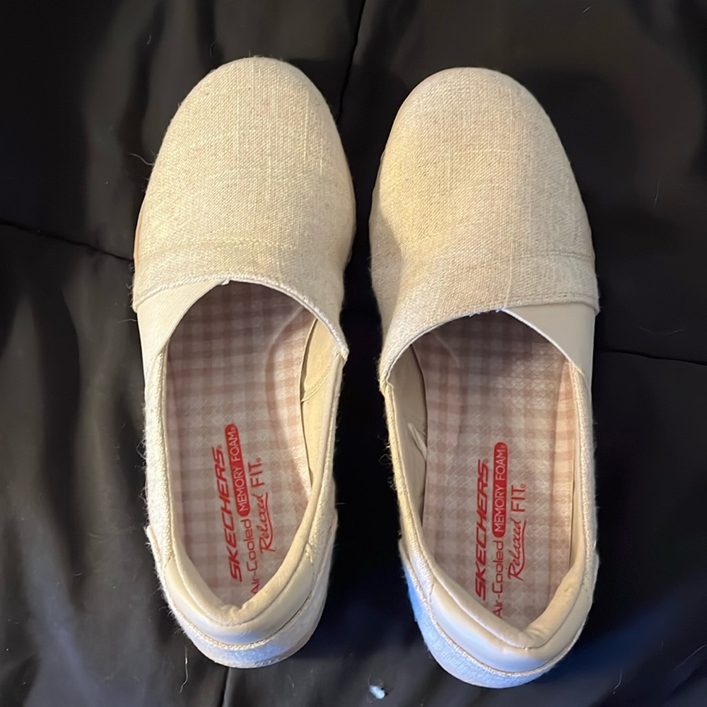 NWOT Skechers linen relaxed fit memory foam slip ons, size 8 1/2